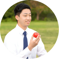 いわきのトマトを食べる会社員