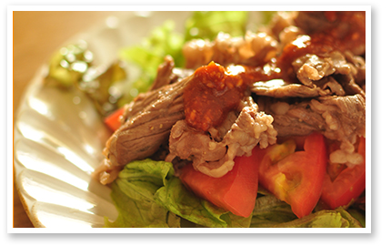 ジューシートマトと牛肉の韓国風サラダ仕立て